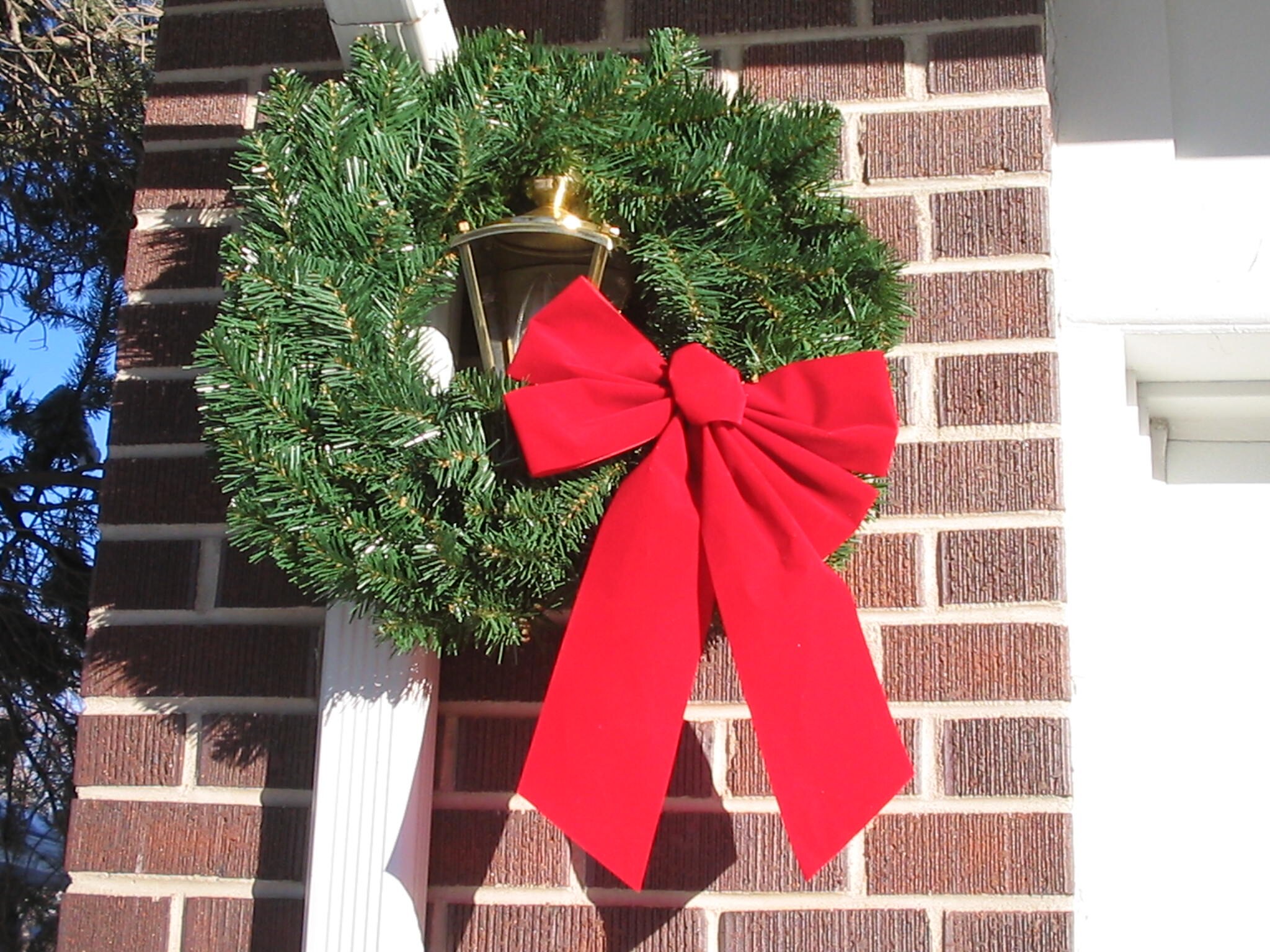 Creative Ways to Use Wreaths and Garlands Outside