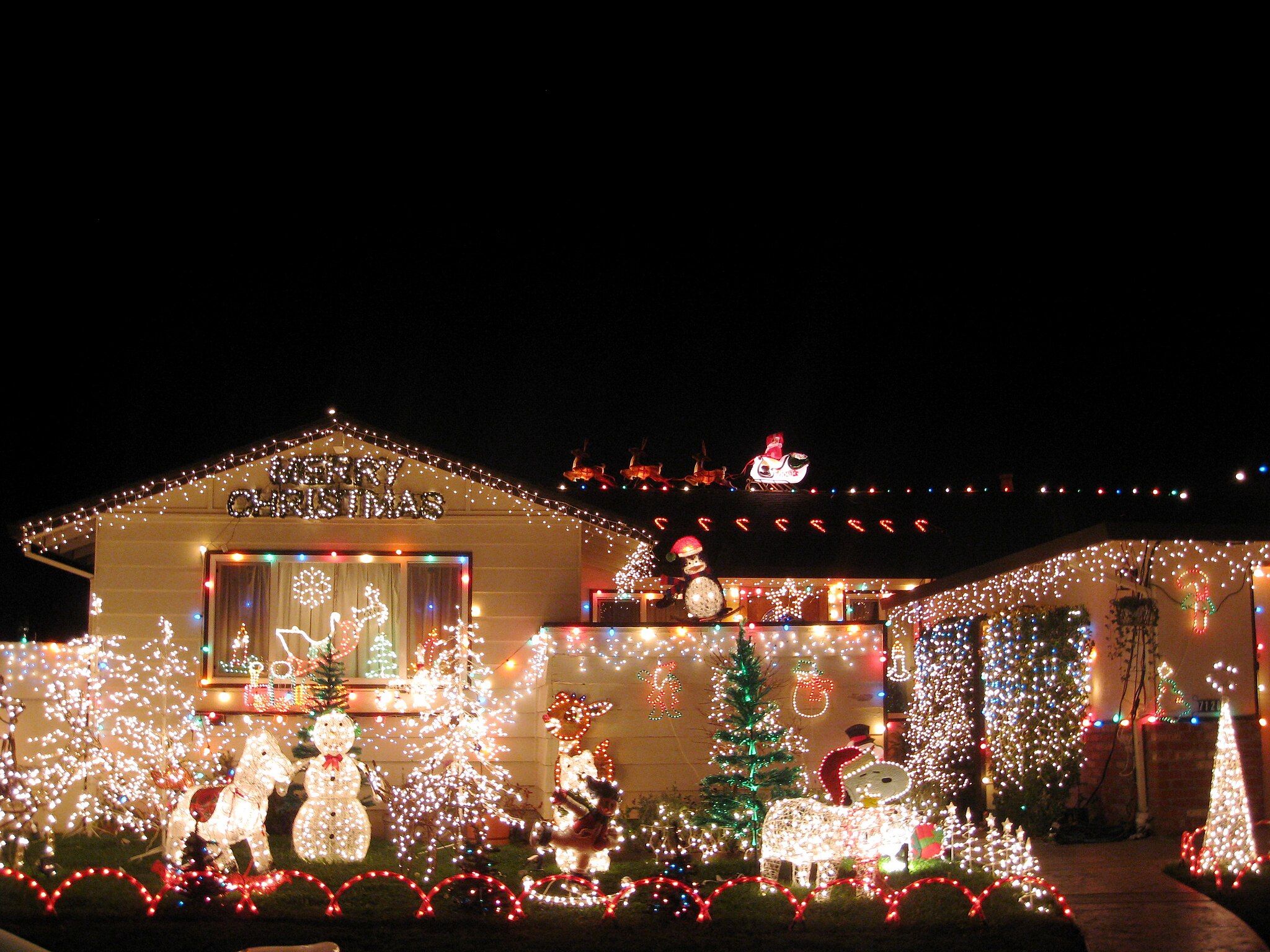 Outdoor Christmas Decoration Safety Tips: Keep Your Home and Family Safe